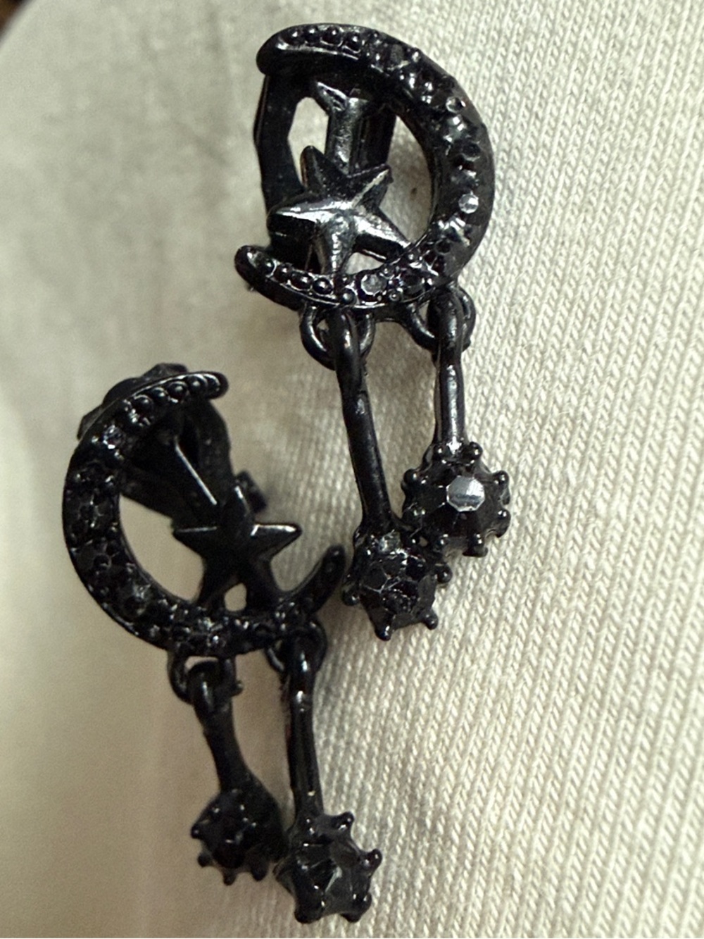 Fashion Black Moon & Star Clip-on Drop Earrings - Perfect for fall + Halloween!
